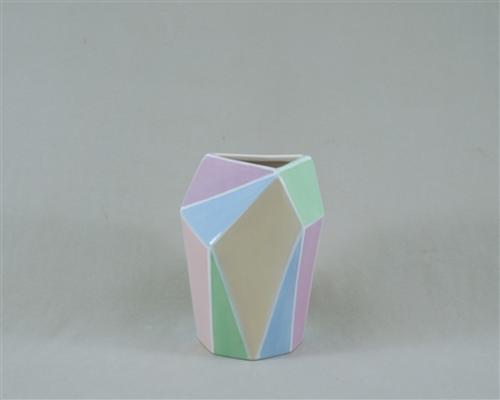 V04  Geometric vase